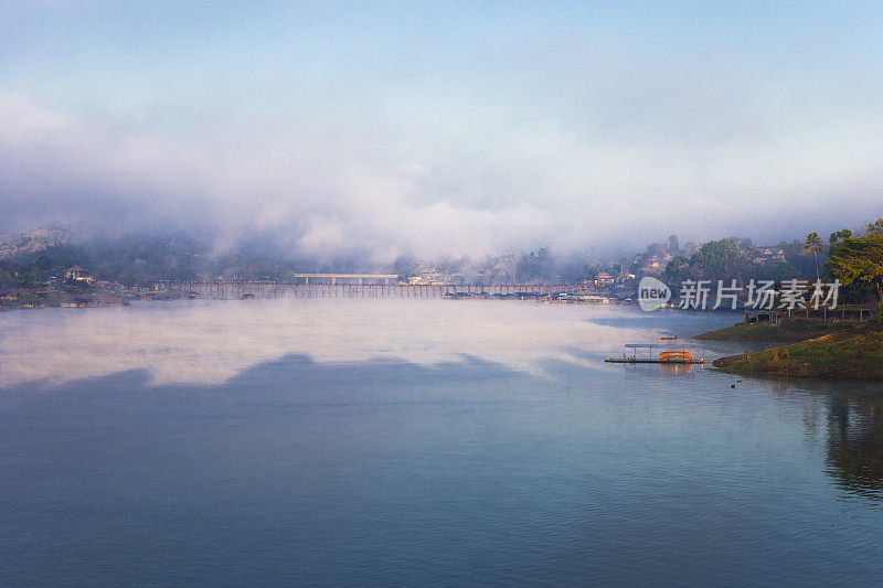 在Sangkhla Buri的日出全景，有湖和Mon桥